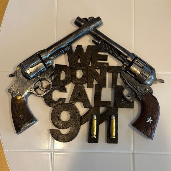 Ebros Rustic Western Molded Plastic WE DON’T CALL 911 Wall Plaque - Picture 1 of 4